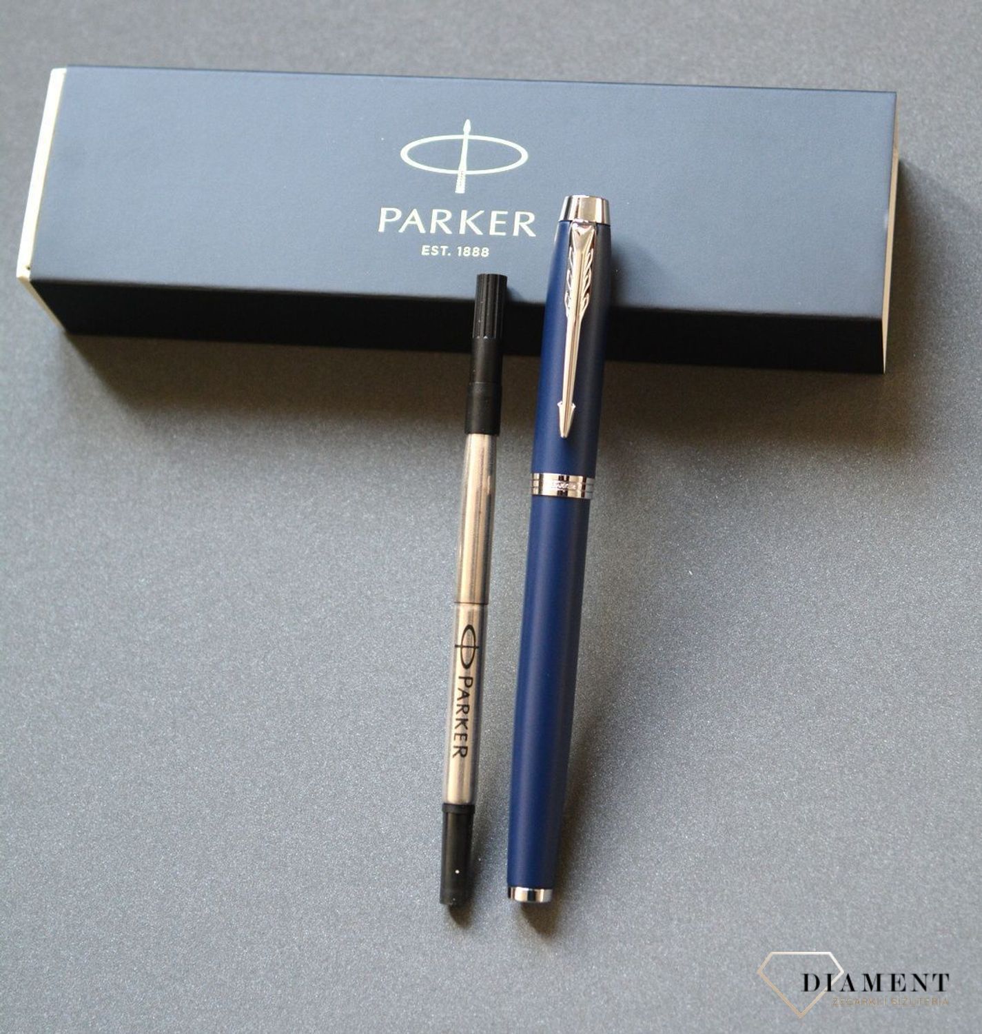 Pióro kulkowe Parker IM Niebieski Mat CT T2016 (1931661) PIÓRO 1931661. Wykonana ze stali szlachetnej zaspokoi potrzeby najbardziej wymagających pisarzy. Ciesz się niezawodnością pisania i korzystaj ze swojego pióra Parker kiedy tylko masz n.jpg